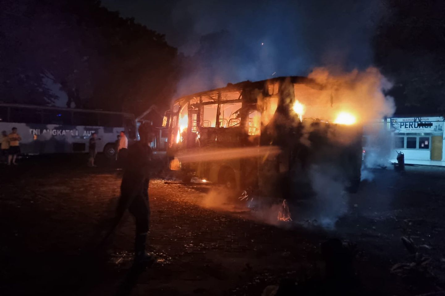 Bus “Hijau” Ludes Terbakar di Area Terminal Mojokerto