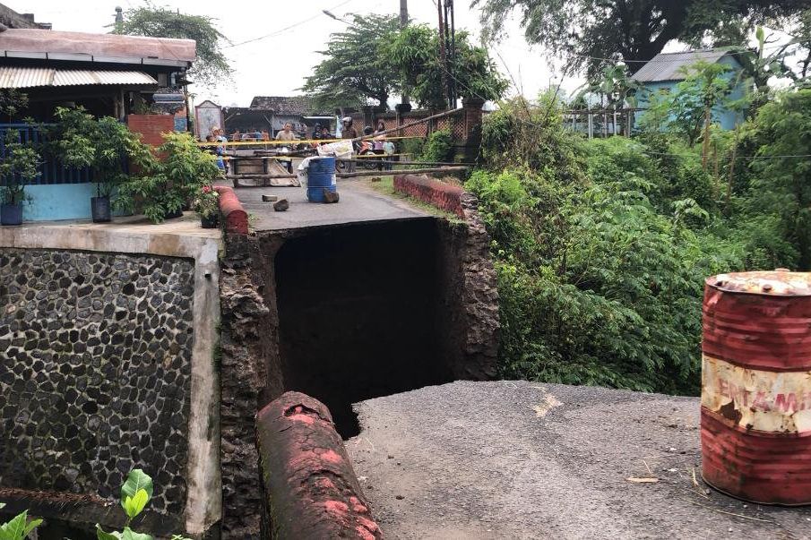 Jembatan Antardusun Amblas, Akses ke Sekolah di Mojokerto Terhambat