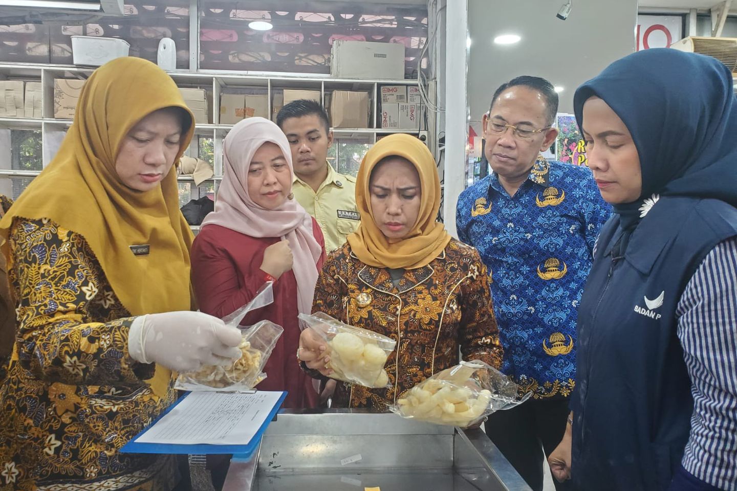 Ning Ita Pimpin Sidak Mamin, Temukan Produk Makanan Mengandung Boraks dan Kemasan Rusak