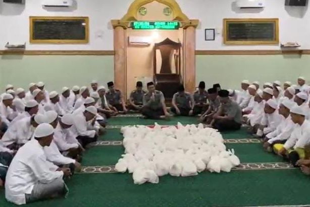 Jalin Kebersamaan, Petugas Lapas Mojokerto Buka Puasa bareng Warga Binaan