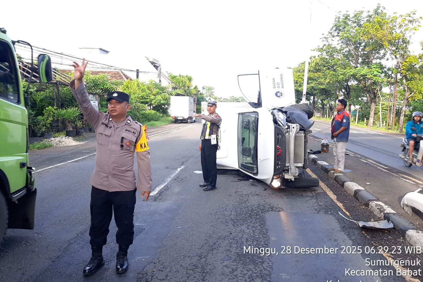 Mobil Berlogo BGN Terguling di Jalan Raya Babat-Lamongan