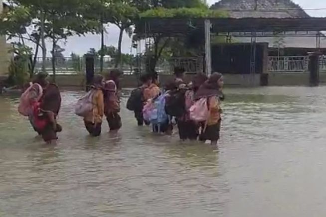 32 Sekolah Tergenang Banjir, Ini Instruksi Kepala Dinas Pendidikan Lamongan