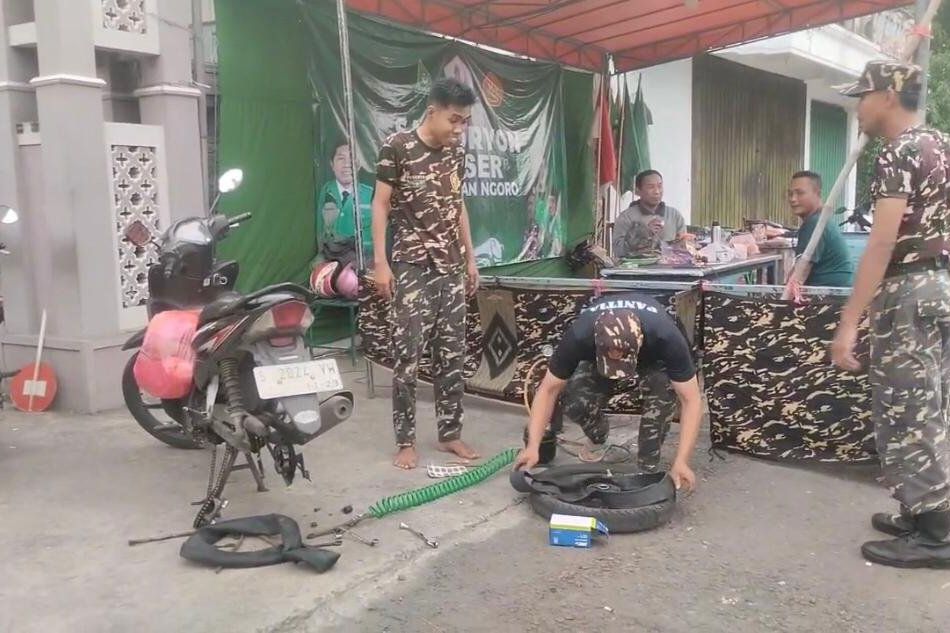 Layani Pemudik, Banser Ngoro Mojokerto Buka Posko Tambal Ban Gratis dan Layanan Kesehatan