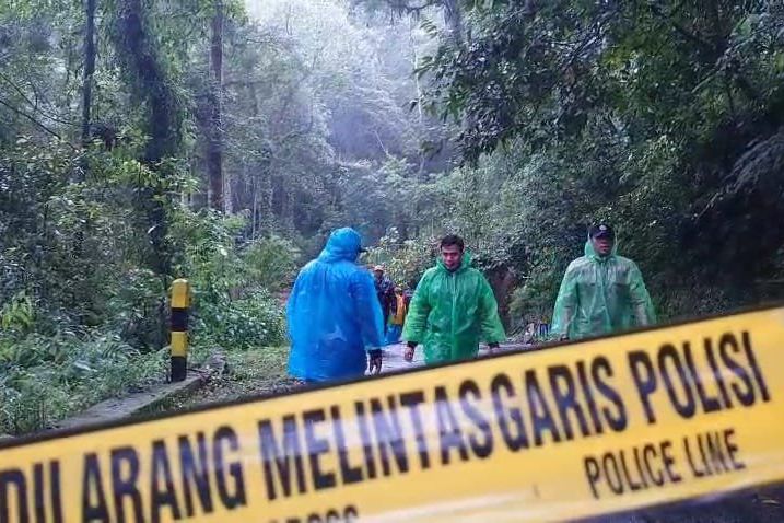 Jalur Alternatif Mojokerto-Batu via Pacet Tutup Akibat Tanah Longsor