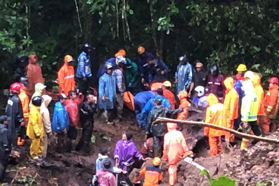 Mobil Tertimbun Longsor di Mojokerto, Satu Korban Ditemukan Tewas