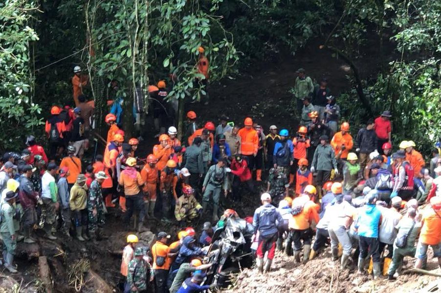 Dua Mobil dan 10 Korban Longsor di Pacet Mojokerto Telah Dievakuasi