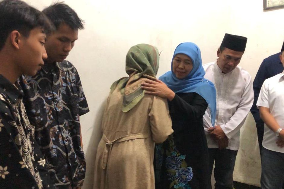 Takziah, Khofifah Peluk Erat Keluarga Korban Longsor Pacet