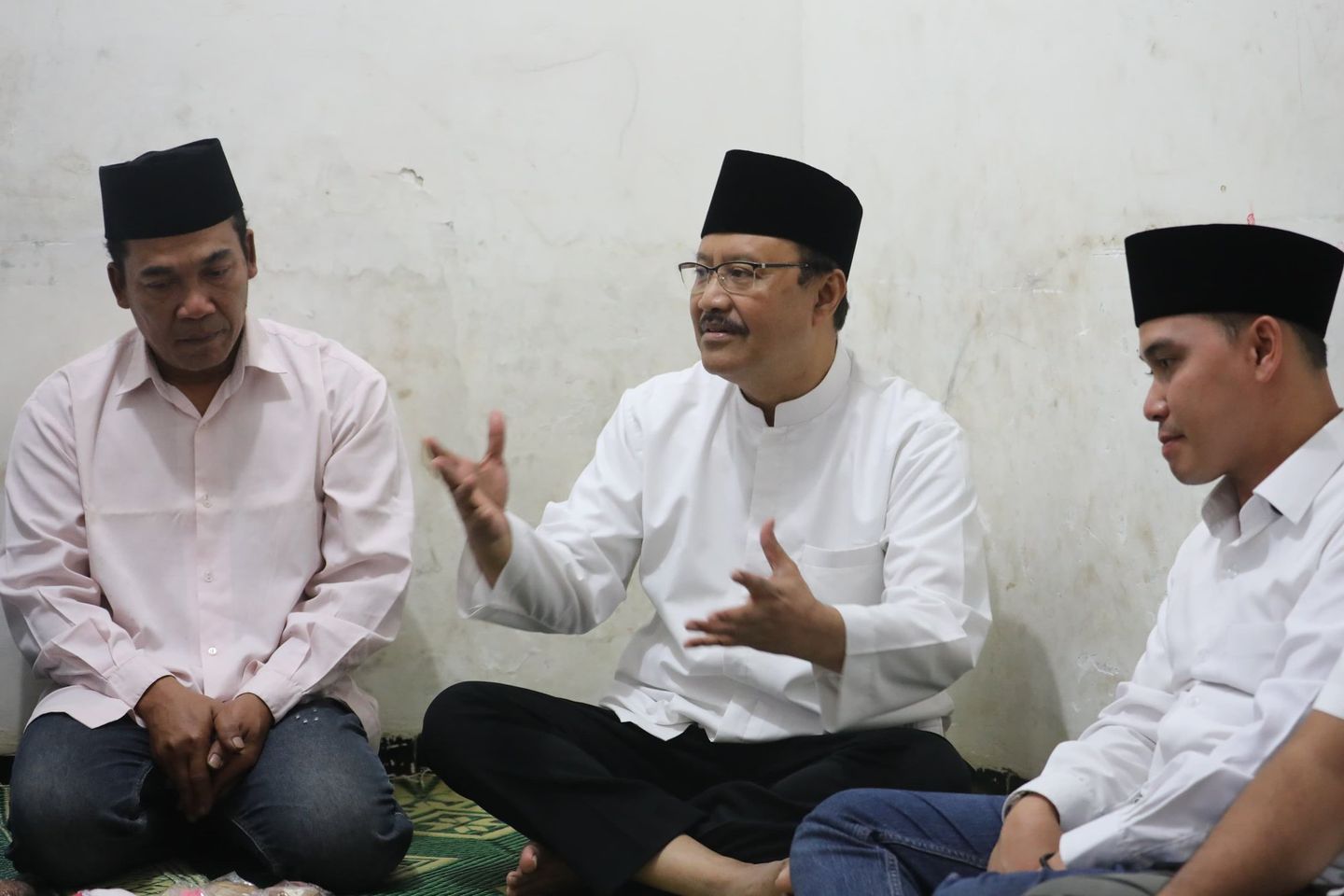 Takziah ke Rumah Duka Korban Longsor Pacet, Gus Ipul Ungkap Peran Kemensos