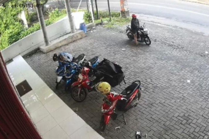 Aksi Pencurian Motor Milik Kurir di Mojokerto Terekam CCTV