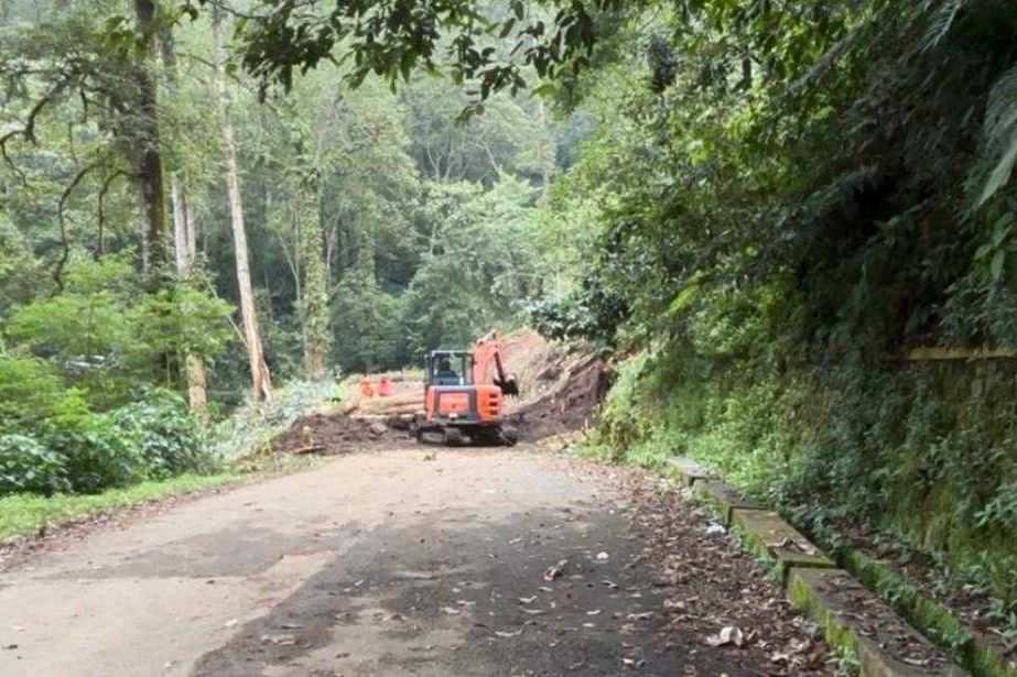 Material Longsor di Jalur Mojokerto-Batu yang Renggut 10 Korban Jiwa Dibersihkan