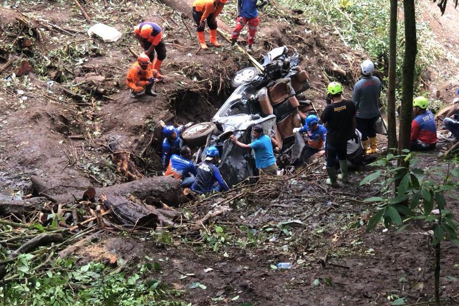 2 Mobil yang Tertimbun Longsor di Mojokerto Belum Berhasil Dievakuasi