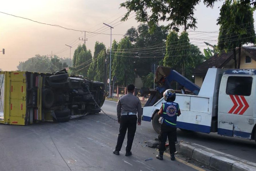 Hindari Penyeberang, Truk Terguling di Depan SPN Polda Jatim Mojokerto
