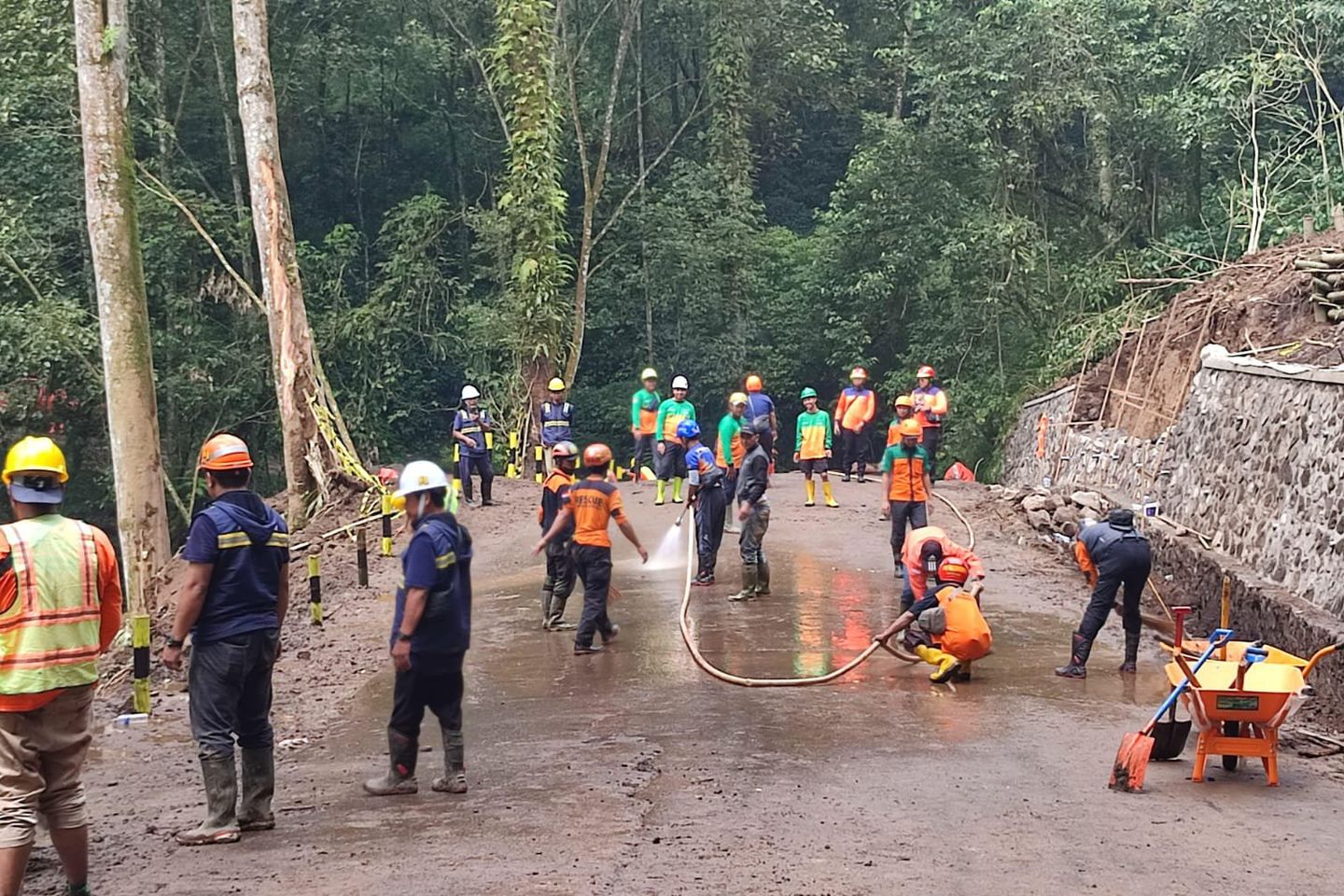 Longsor Pacet Berlalu, Jalur Alternatif Mojokerto-Batu Masih Dibersihkan