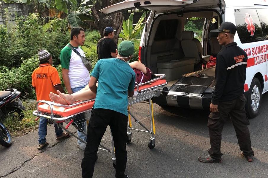 Menyenggol Truk, Ibu dan Anak Terluka di Jalan Raya Mojosari-Trawas