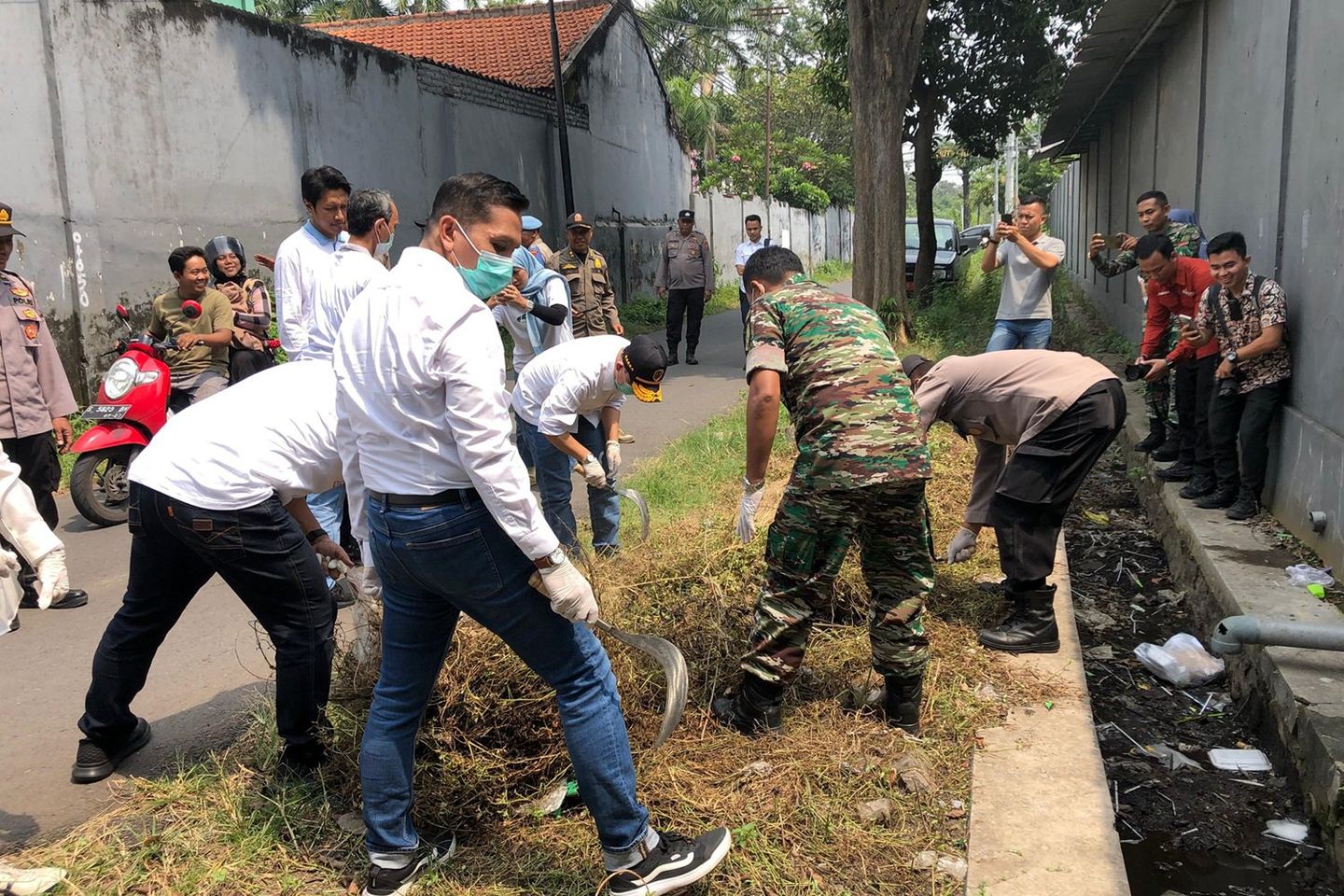 Hari Peduli Sampah, Gus Barra dan Forkopimda Mojokerto Aksi Bersih-Bersih