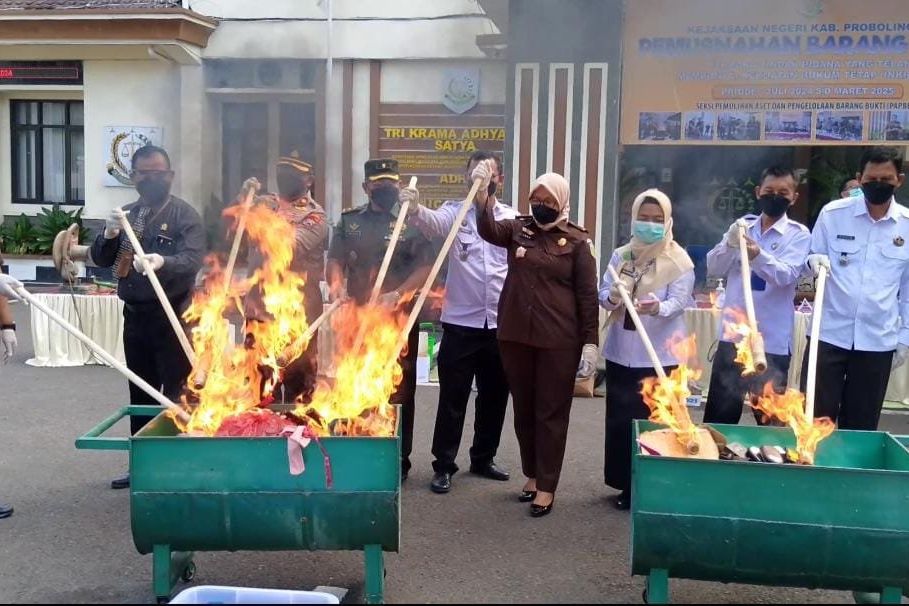 Ratusan Ribu Obat Keras beserta Ratusan Gram Sabu dan Ganja Dimusnahkan Kejari Probolinggo