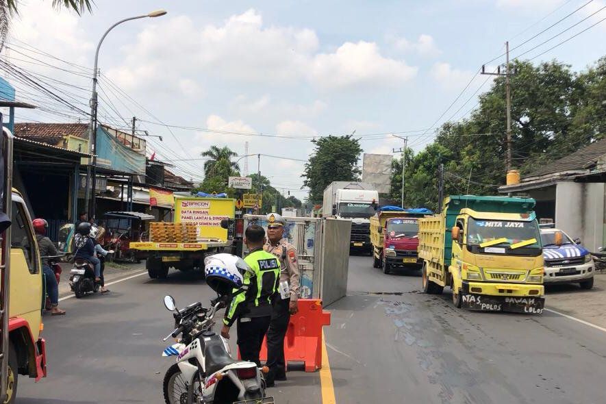 Lepas Kendali Usai Menyalip Kendaraan Lain, Truk Boks Terguling