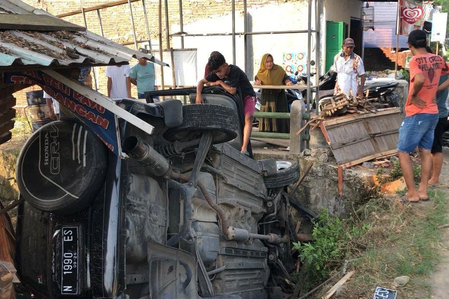 Diduga Sopir Ngantuk, Mobil Terperosok di Jalan Raya Kanigoro