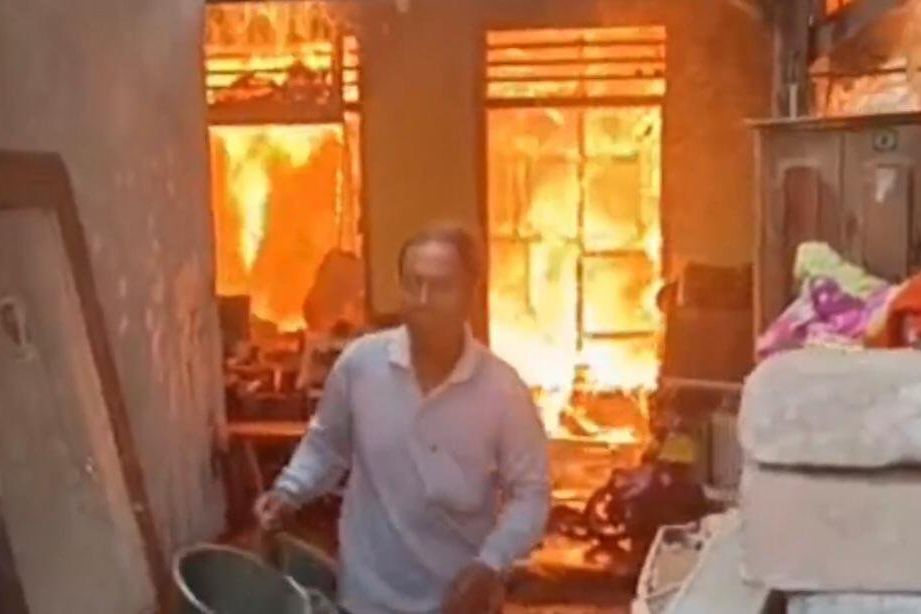 Diduga Korsleting, Rumah Juru Parkir di Mojokerto Ludes Terbakar