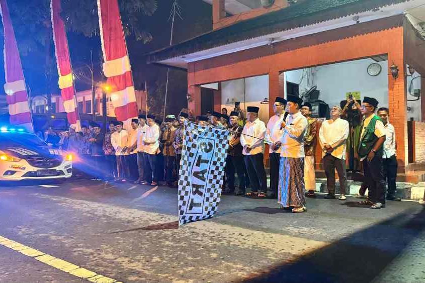 Lepas Jemaah Haji dari Halaman Pemkab, Bupati Gus Barra: Semoga Mabrur