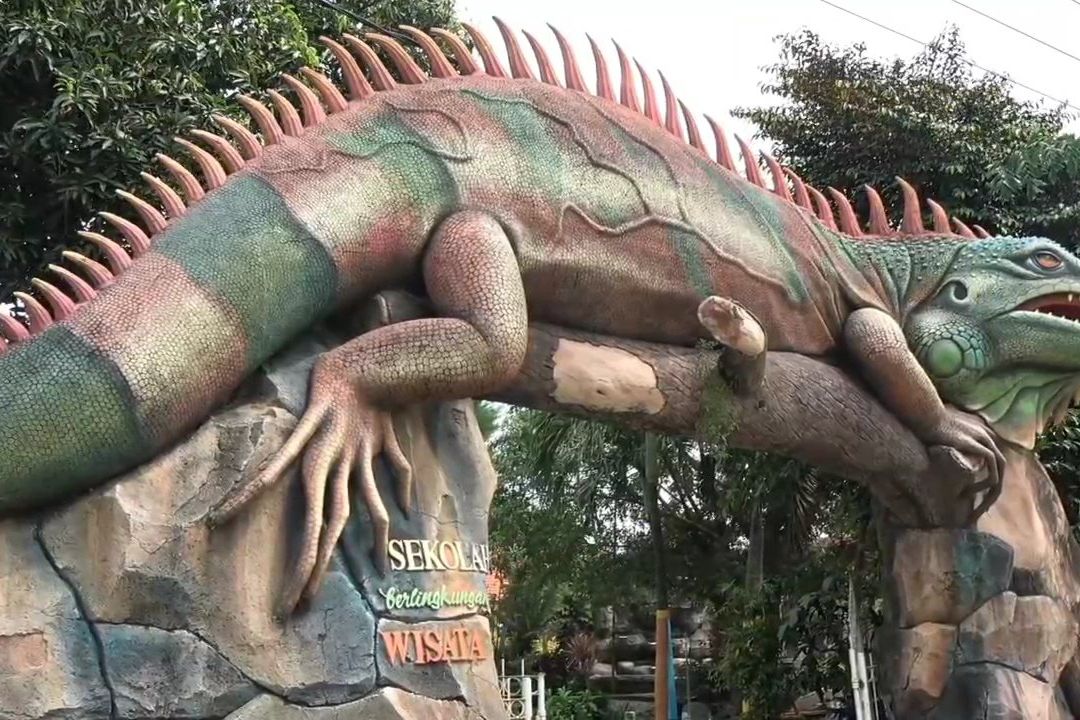 Patung Iguana di Pintu Gerbang SD Mojokerto Ini Pikat Warga untuk Berwisata