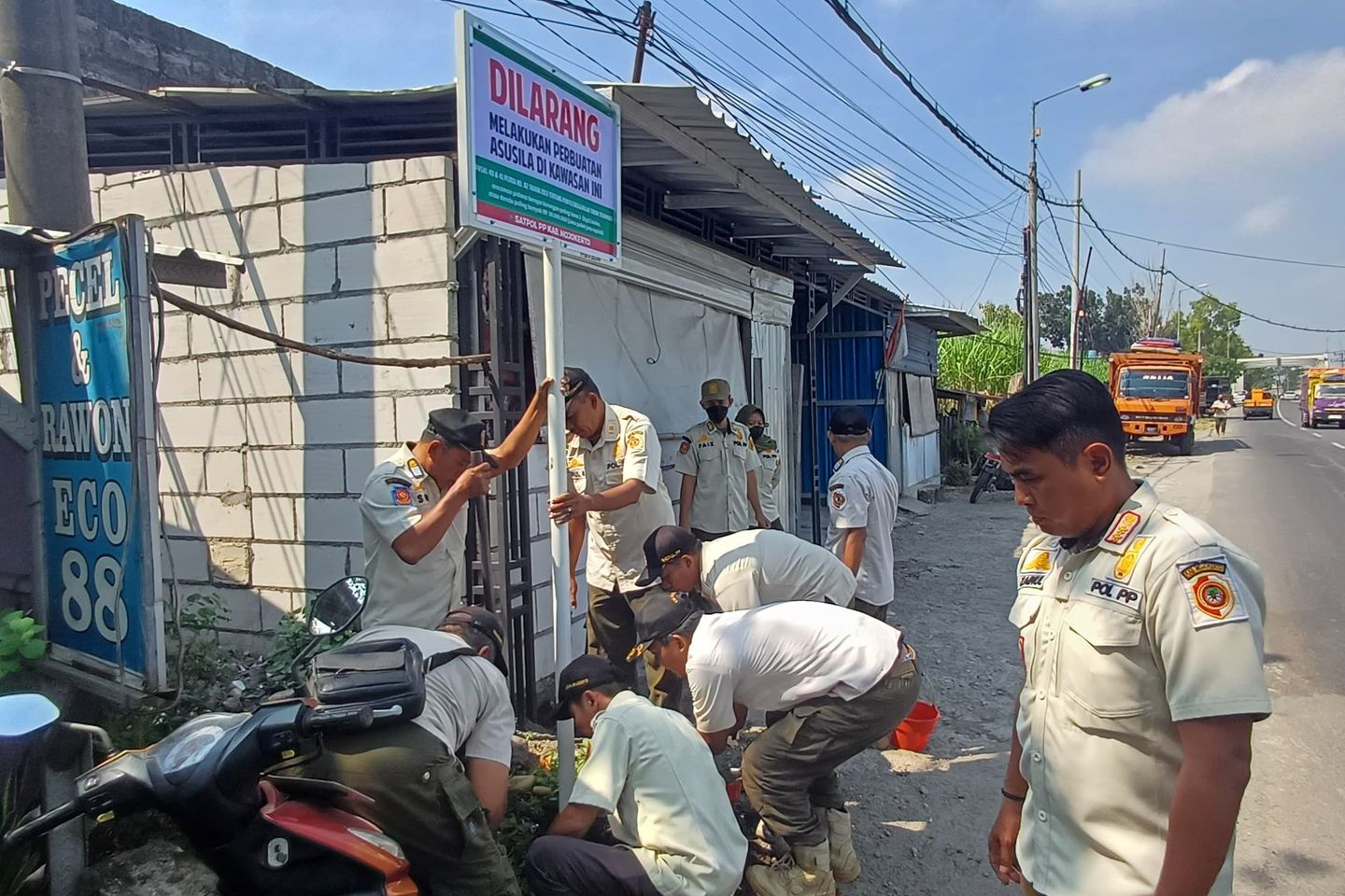 Dipakai Prostitusi, Warung Remang di Kemlagi Dibongkar 