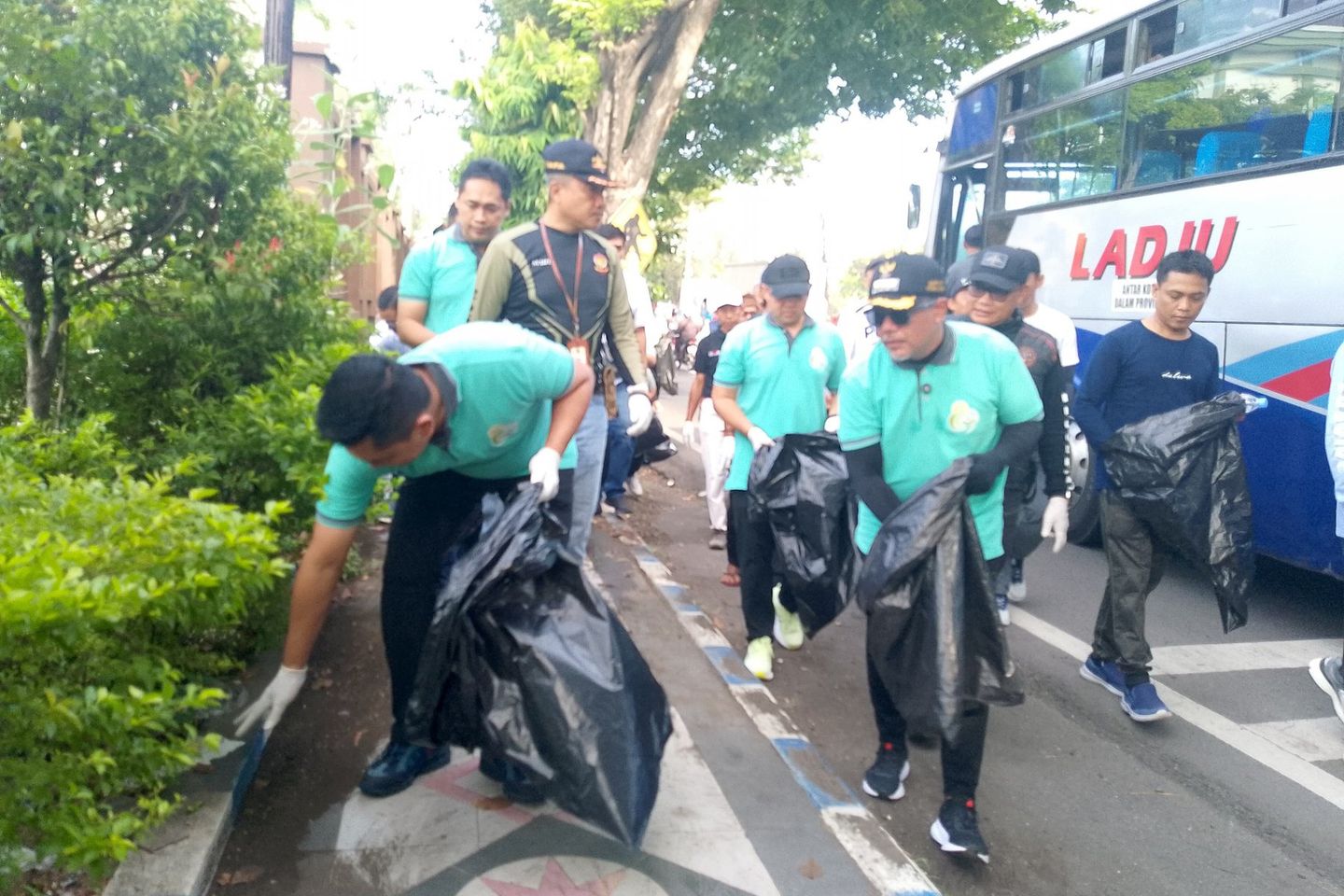 ‎Jalan Sehat dan Aksi Bersih-Bersih Warnai Puncak Harjakapro ke-279‎