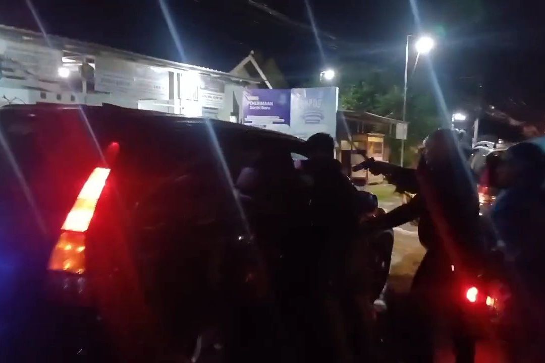 Sabu 1 Kilogram Diselundupkan Kemasan Teh dan Karung Beras