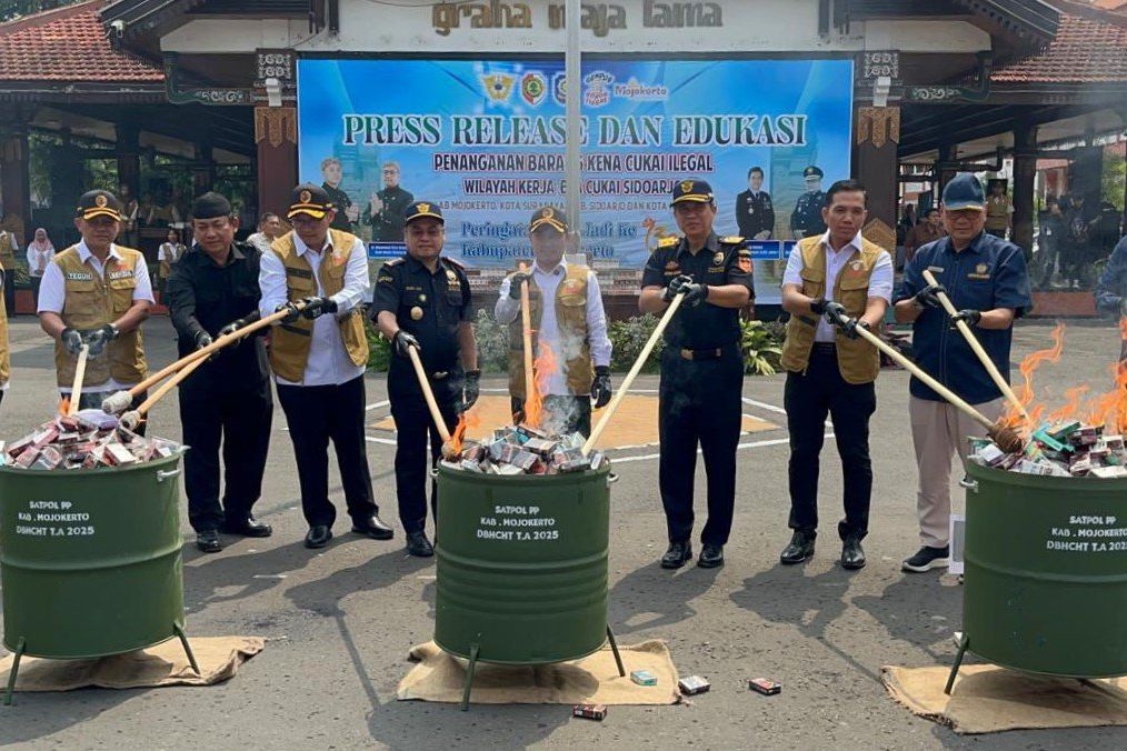 Bea Cukai Sidoarjo Musnahkan Jutaan Batang Rokok Ilegal di Mojokerto