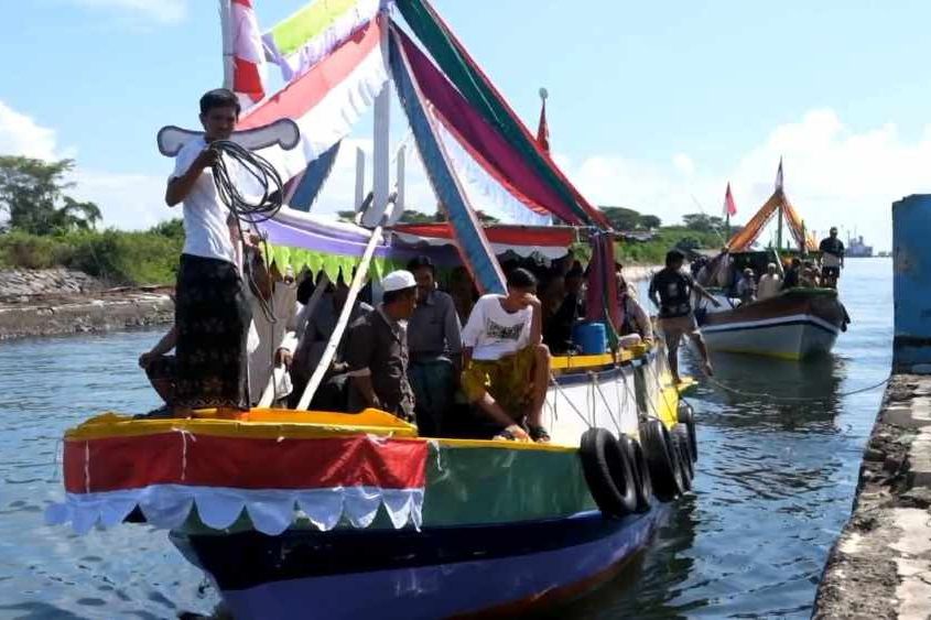 100 Warga Dampingi Calon Haji asal Pulau Gili Ketapang dalam Tradisi “Nganter Kajien“