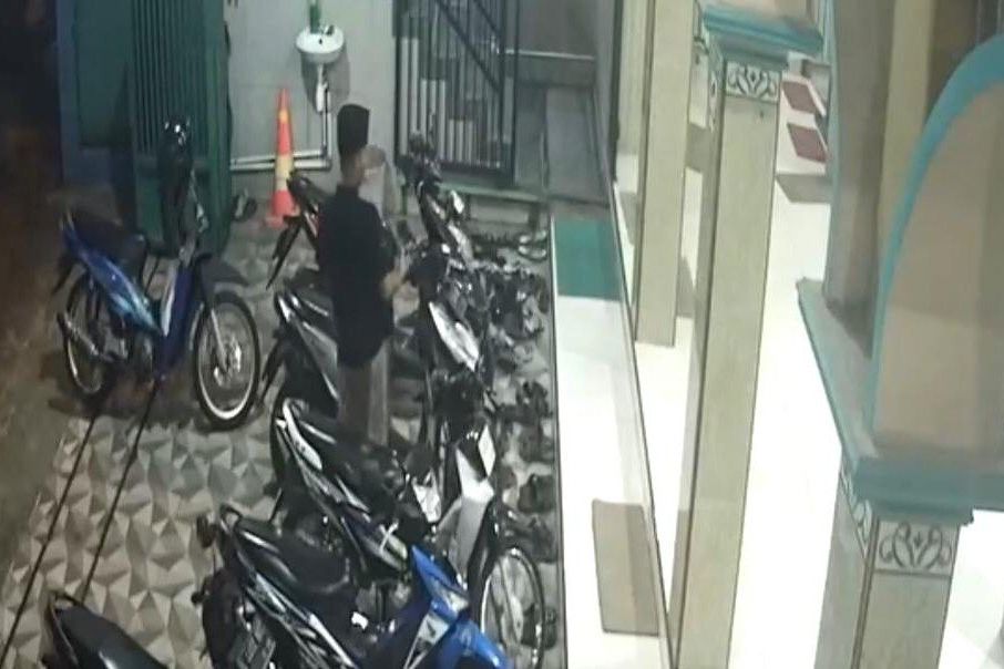 Motor Jemaah Salat Subuh di Mojokerto Raib Digondol Maling Berkopiah