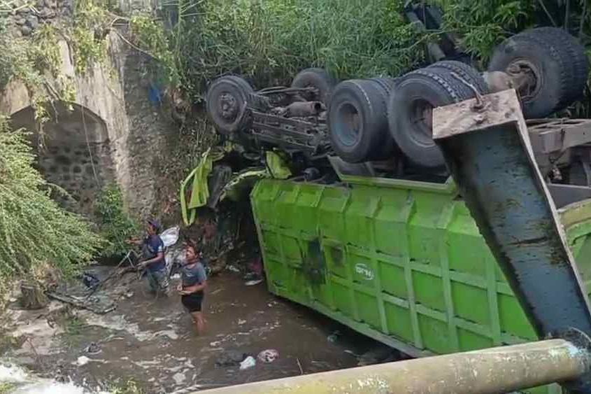 Truk Rem Blong Seruduk Motor dan Pikap, 4 Korban Tewas di Probolinggo