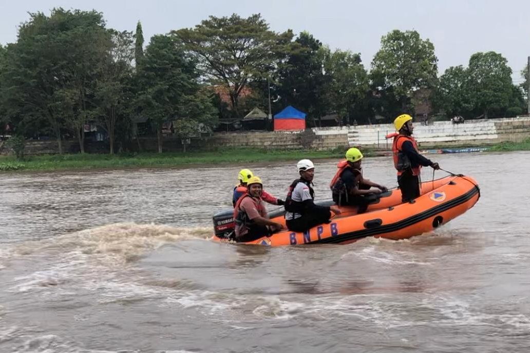 Relawan Mojokerto Latih Kemampuan Penyelamatan di Sungai Brantas