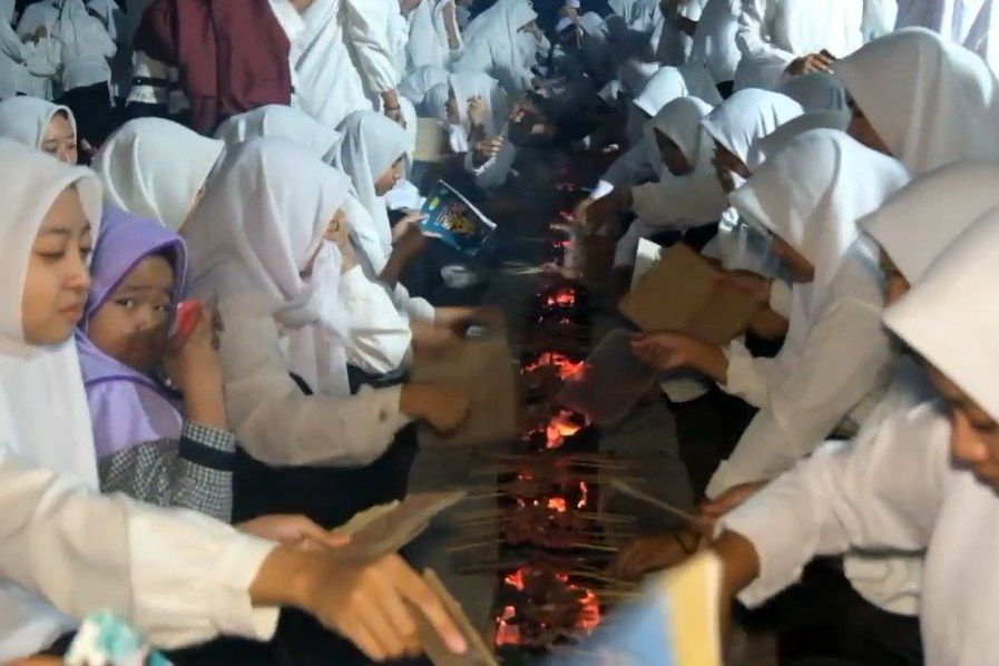 Bakar Sate Lanjeng, Tradisi Ponpes Bani Rancang Probolinggo yang Sarat Makna