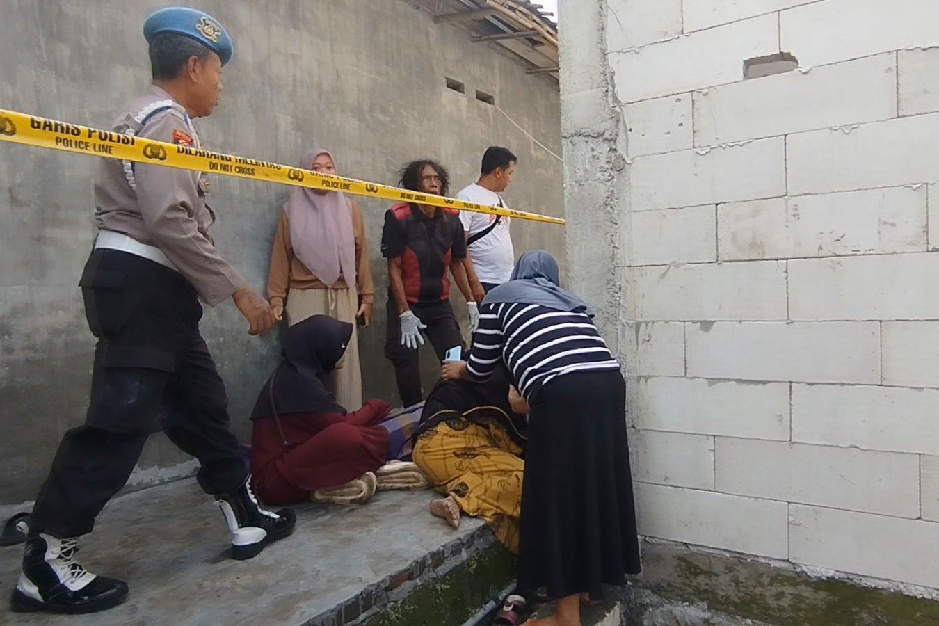 Tukang Las di Mojokerto Meninggal Akibat Tersetrum saat Memasang Atap Galvalum