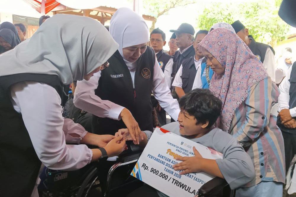 Khofifah Serahkan Bansos dan Tali Asih Rp5,26 Miliar bagi Warga Banyuwangi