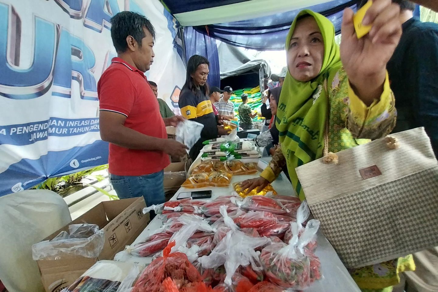 Pemprov Jatim Redam Lonjakan Harga Sembako lewat Pasar Murah