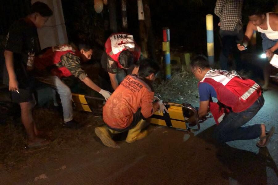 Tabrak Tiang Listrik di Mojosari, Pengedara Motor ini Terluka Parah