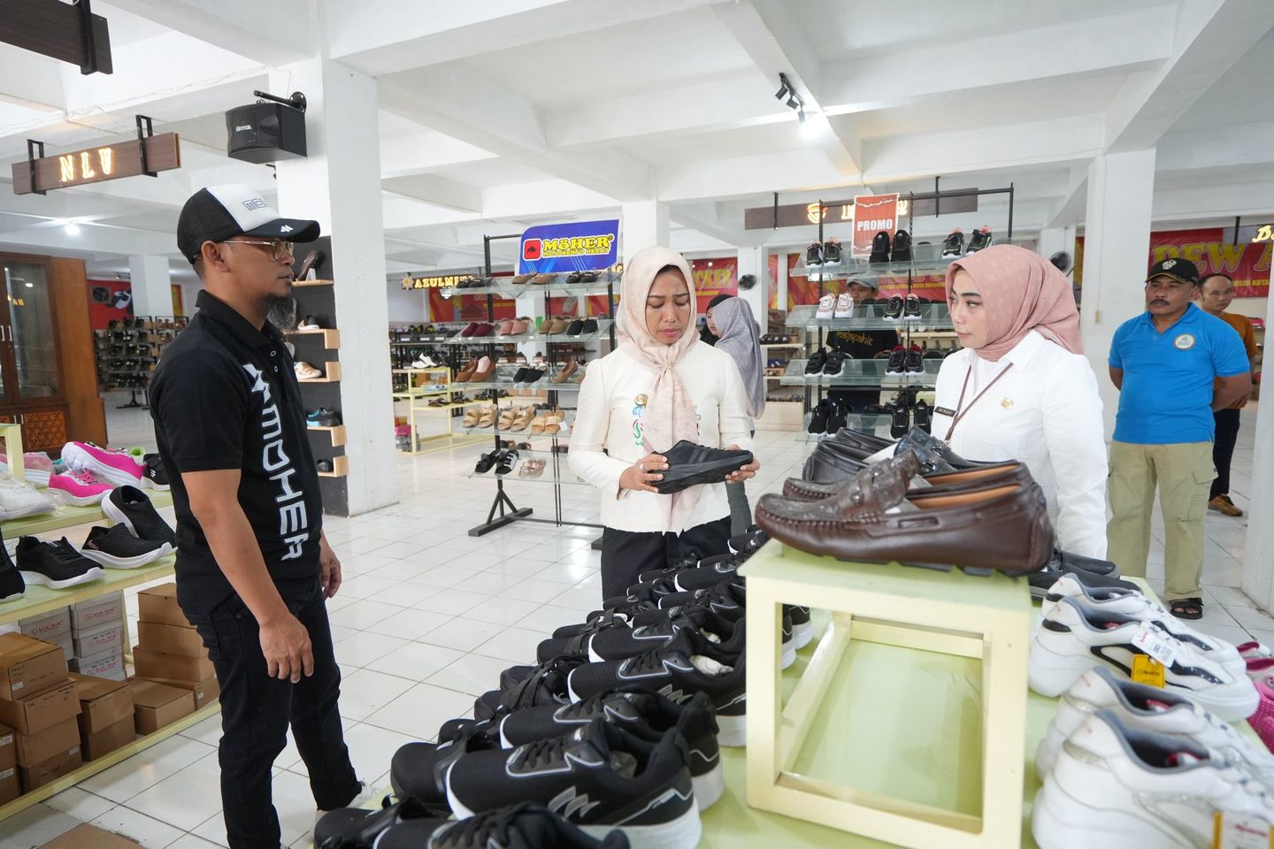 Kunjungi Pusat Grosir Sepatu, Ning Ita Dorong Sinergi UMKM Alas Kaki dan Kuliner