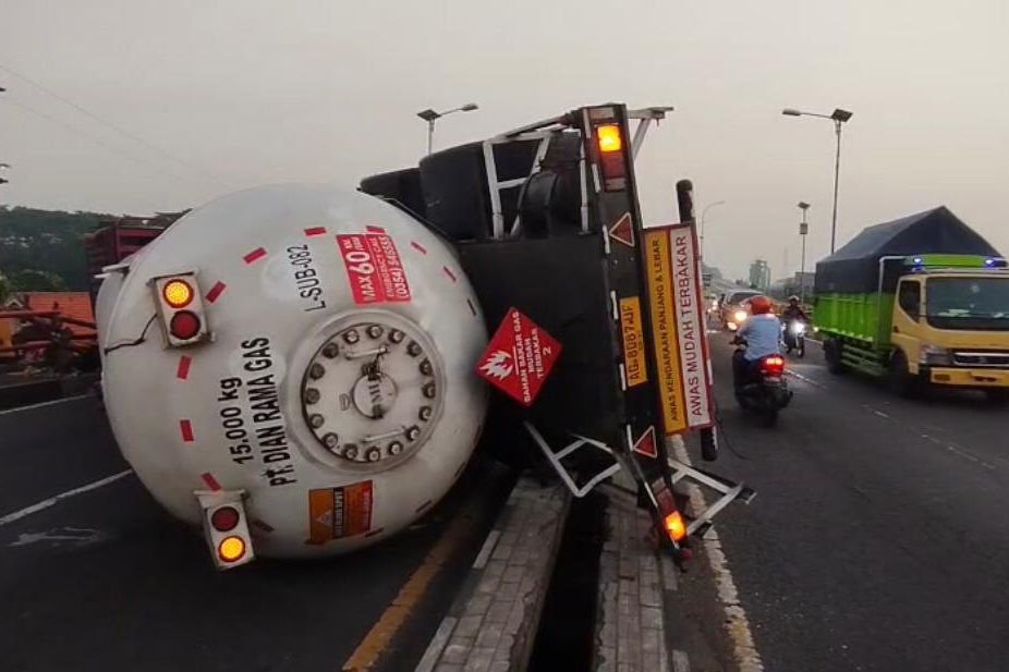 Truk Tangki LPG 15 Ton Terguling di Mojokerto, Begini Kondisinya