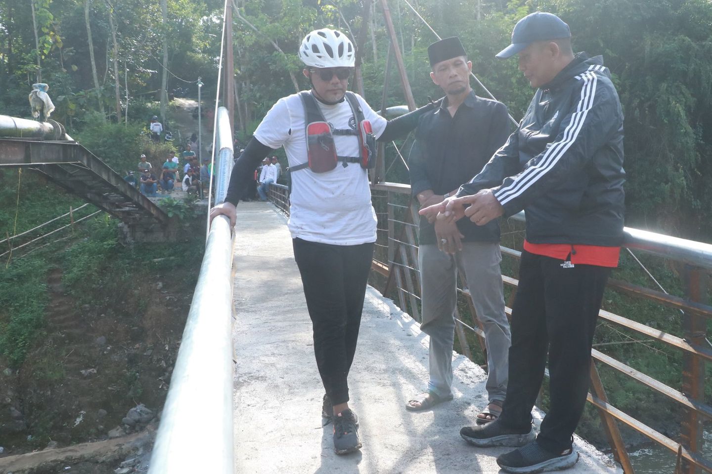 Gus Haris Cek Perbaikan Jembatan Penghubung Desa Condong dan Brabe 
 