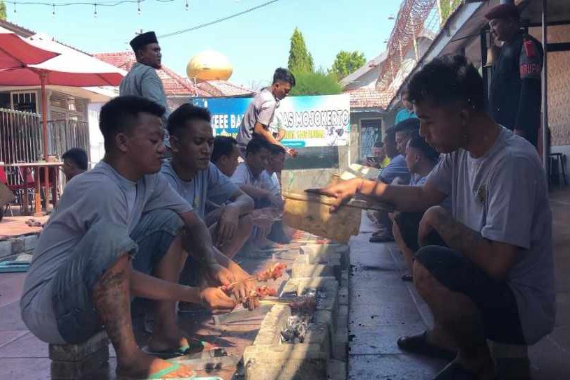 Iduladha, WBP Lapas Kelas IIB Mojokerto Bakar Sate dan Makan Bareng