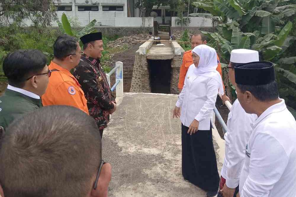 Antisipasi Ancaman Banjir, Khofifah Tinjau Pemasangan Bronjong di Probolinggo
