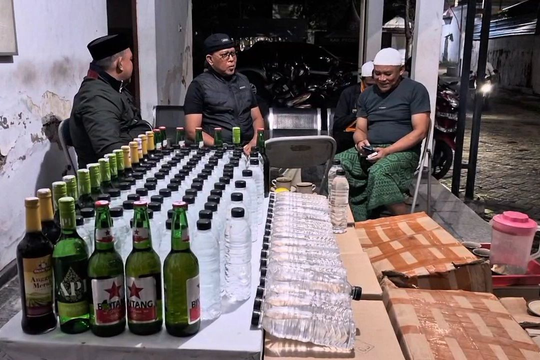 Dekat Pesantren, Ratusan Botol Miras Ilegal Disita dari Rumah Warga Probolinggo