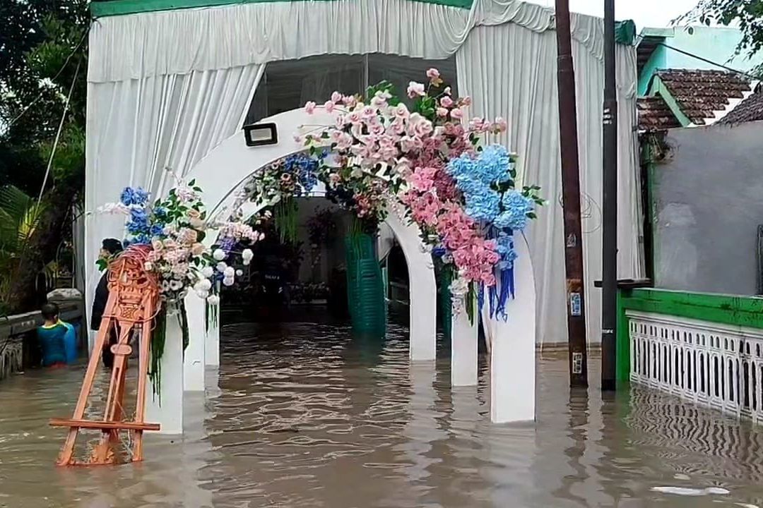 Rumah Pengantin di Mojokerto Terendam Banjir, Akad Nikah Dipindah ke Masjid