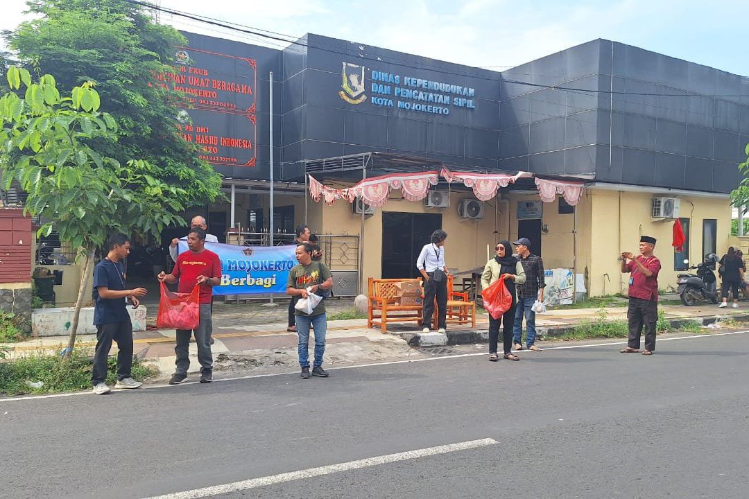 PWI Mojokerto Raya Bagikan 100 Nasi Bungkus di Jumat Berkah