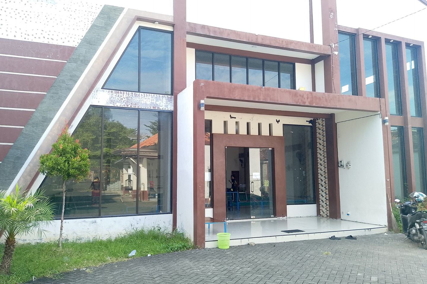 Diduga Hasil Korupsi dan TPPU Dana Hibah, KPK Sita GOR Anwar Sadad di Probolinggo