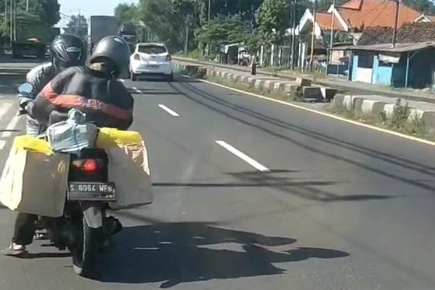 Tertidur Saat Berkendara, Aksi Pengendara Motor di By Pass Mojokerto Viral