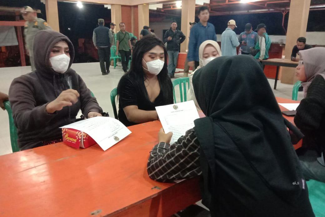 Satpol PP Tertibkan Aktivitas Waria di Pinggir Sungai Brantas Mojokerto