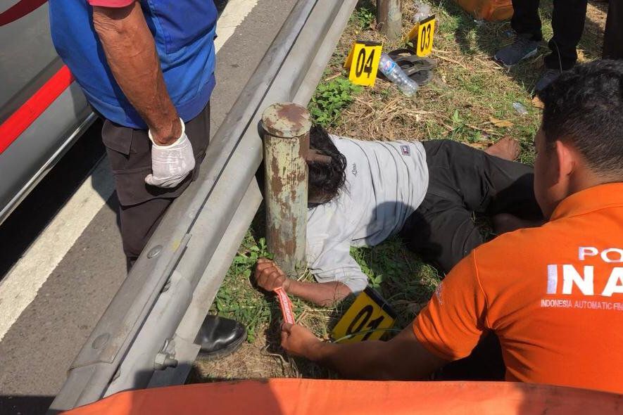 Heboh Pria Meninggal di Pinggir Jalan Raya Lengkong Mojokerto